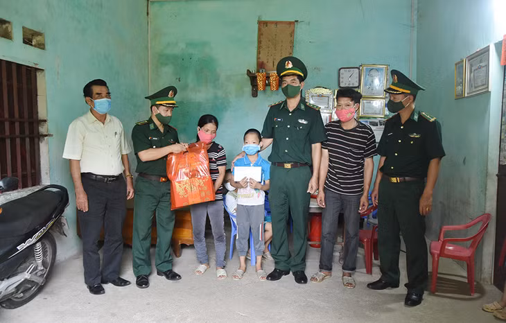 Cán bộ Đồn Biên phòng Cửa khẩu Hoành Mô (huyện Bình Liêu) cùng cán bộ Hội Khuyến học tỉnh tặng quà cho trẻ em có hoàn cảnh khó khăn trên địa bàn huyện.