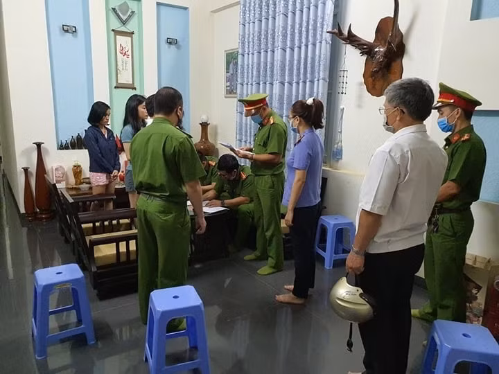 Cơ quan điều tra khám xét nơi ở của các nghi can.