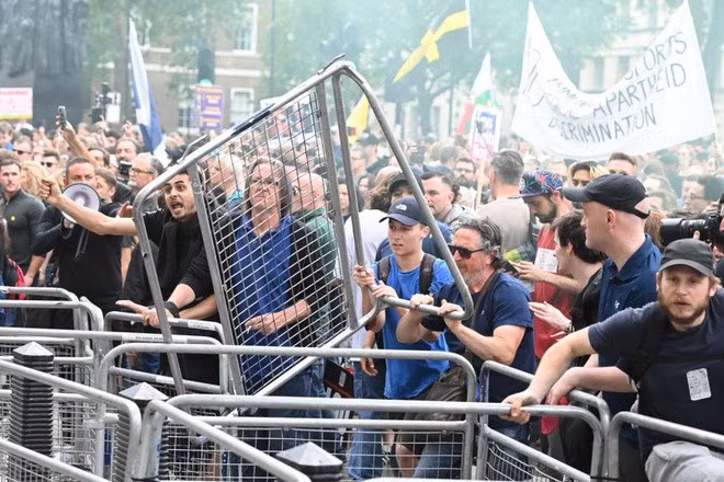 Người biểu tình phản đối vắc xin và phong tỏa ở London, Anh ngày 26/6 (Ảnh: AFP).