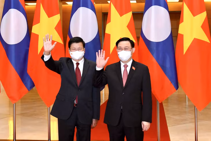 Chủ tịch Quốc hội Vương Đình Huệ và Tổng Bí thư, Chủ tịch nước Lào Thongloun Sisoulith - Ảnh: VGP/Nhật Bắc Chủ tịch Quốc hội Vương Đình Huệ và Tổng Bí thư, Chủ tịch nước Lào Thongloun Sisoulith - Ảnh: VGP/Nhật Bắc