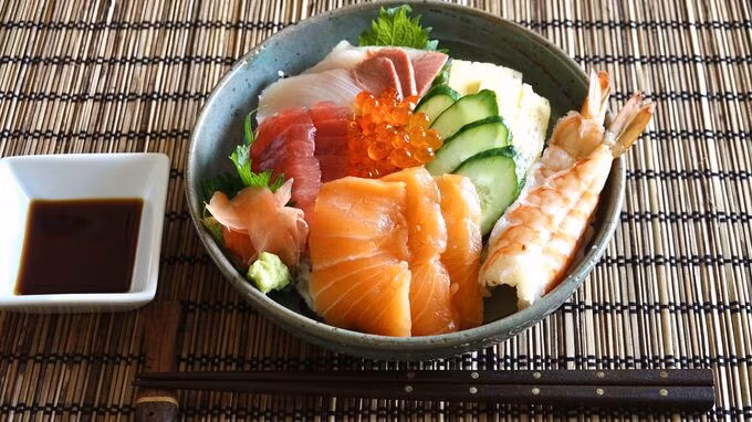 Chirashi sushi: Khác hẳn các loại sushi khác, chirashi được bày trong bát gồm cơm ở dưới, rau củ, gừng muối, wasabi và trứng chiên, cá, tôm, trứng cá sống thái lát mỏng ở trên. Có lẽ là món sushi dễ làm nhất vì đầu bếp chỉ cần có đủ nguyên liệu là có thể phục vụ thực khách. Ảnh: Japanese cooking