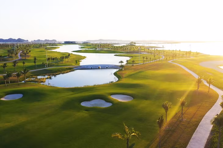 Sân golf Tuần Châu được xây dựng trên diện tích 140ha tại Khu du lịch quốc tế Tuần Châu (TP Hạ Long). Ảnh: Đỗ Phương
