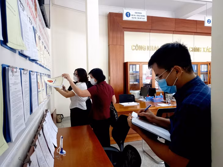 Đoàn khảo sát làm việc tại Trụ sở UBND phường Hồng Hà và các khu phố 3,5.