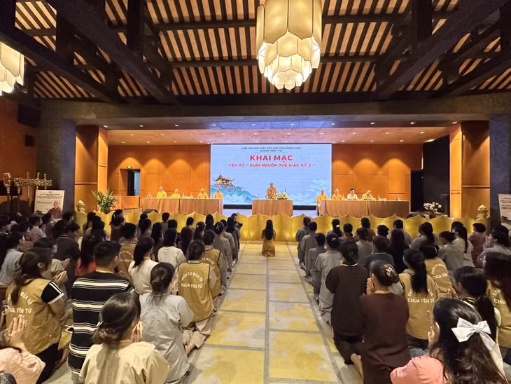Thượng tọa Thích Đạo Hiển thay mặt Ban Tổ chức khóa tu chia sẻ mục đích, ý nghĩa của việc tổ chức khóa tu Yên Tử - suối nguồn tuệ giác 