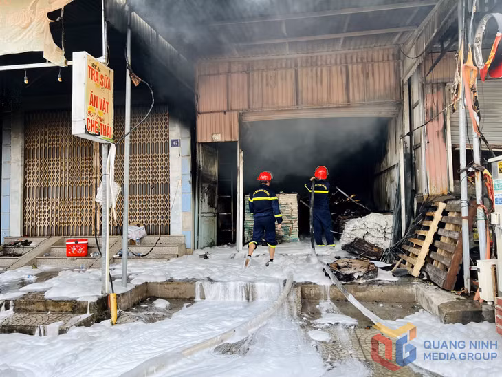 Đám cháy cơ bản được dập tắt, các CBCS tiếp tục phun nước làm mát, tránh cháy lan.