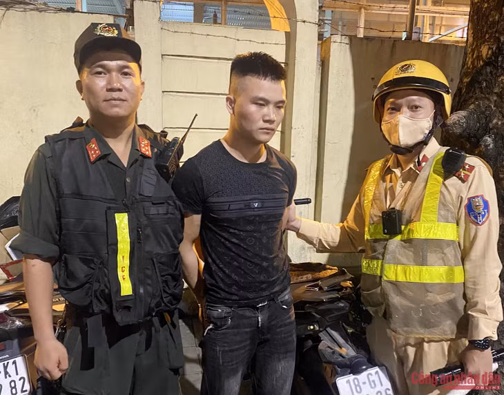 Tên trộm xe máy Bàn A Chày bị Cảnh sát 141 bắt giữ khi đang đi tẩu tán tài sản trộm cắp.
