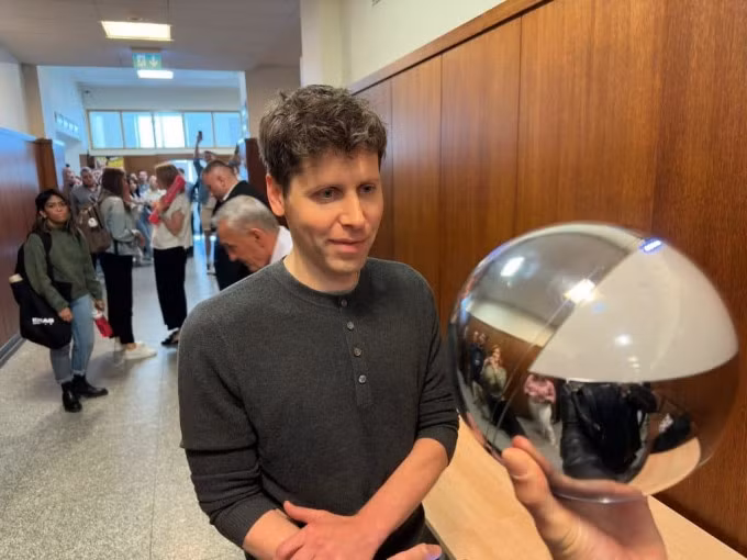 Sam Altman và quả cầu "Orb" dùng để quét võng mạc lấy dữ liệu cho World ID. Ảnh: Sama