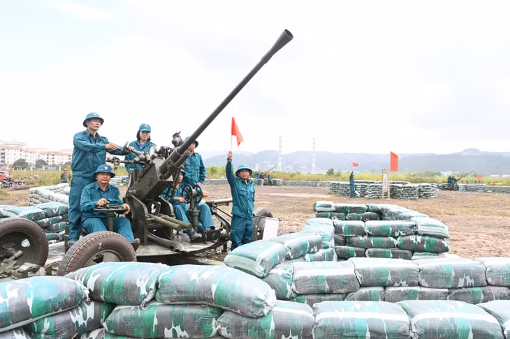 Đại đội tự vệ pháo phòng không 37mm-1 Đặng Bá Hát (Công ty Tuyển than Hòn Gai) tham gia diễn tập KVPT tỉnh Quảng Ninh năm 2022.