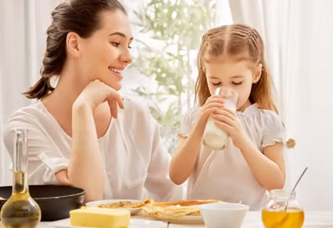 Trẻ đã được hấp thụ canxi từ chế độ ăn uống hàng ngày.