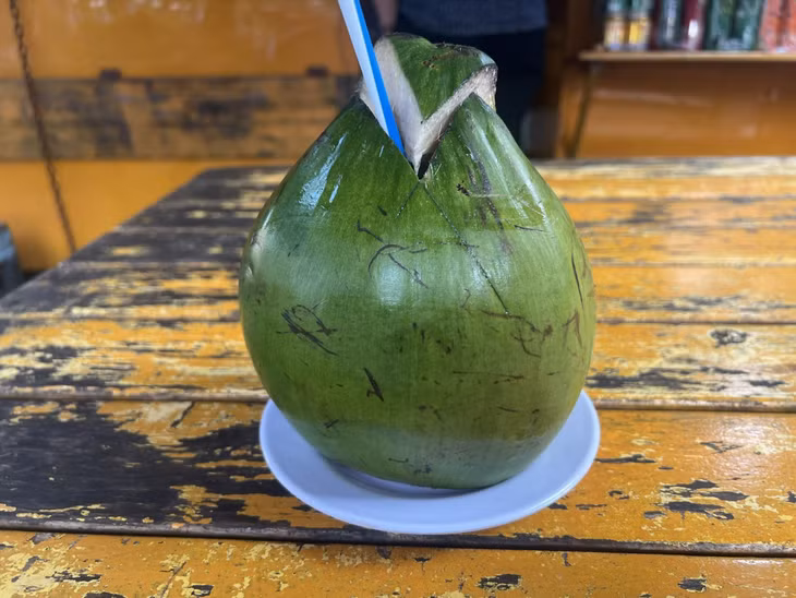 Nước dừa tốt cho xương khớp. Ảnh: HƯƠNG SƠN