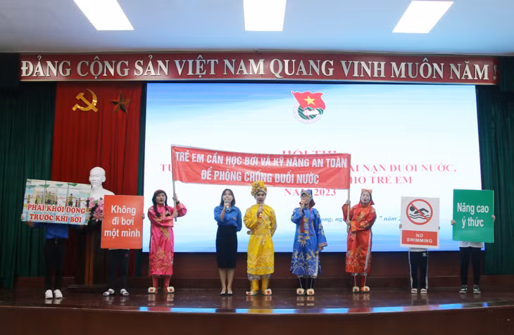Phần thi chào hỏi của đội thi Thành Đoàn Uông Bí.