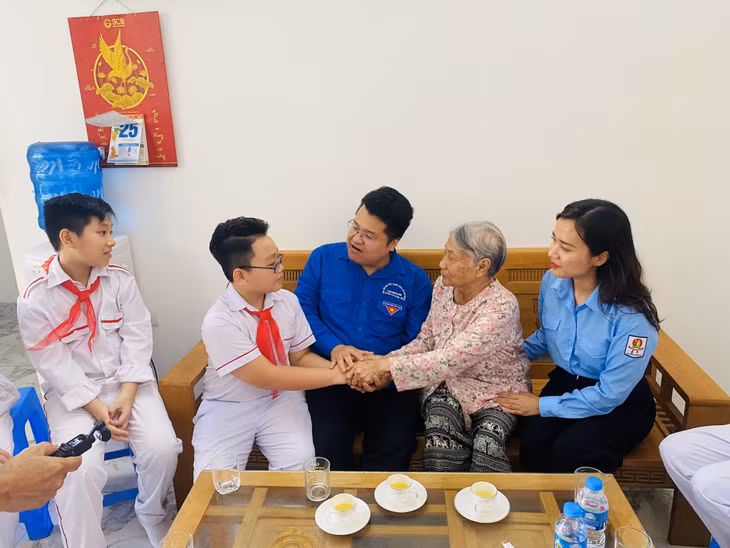 Đại diện Tỉnh Đoàn, Hội đồng Đội ân cần thăm hỏi mẹ Việt Nam Anh hùng Nguyễn Thị Thực (phường Cao Xanh, TP Hạ Long)