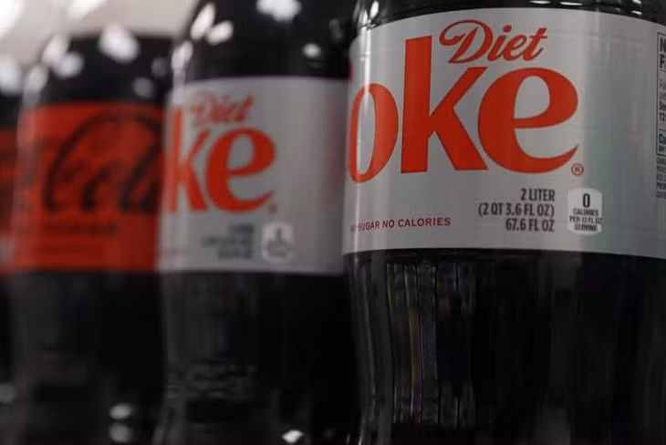 Aspartame, được sử dụng trong các sản phẩm như nước ngọt dành cho người ăn kiêng của Coca-Cola, sẽ được xếp vào danh sách chất “có thể gây ung thư cho con người”. Ảnh: Reuters