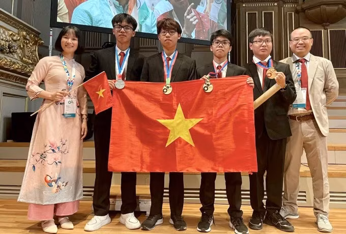 Các học sinh dự thi Olympic Hóa học quốc tế tại Thuỵ Sỹ năm 2023. Ảnh: MOET