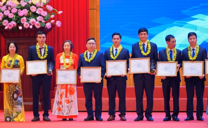 Bác sĩ Lê Tiến Hưng (thứ 2, trái sang) nhận Bằng khen của UBND tỉnh về thành tích đoạt giải nhất tại Hội thi Sáng tạo kỹ thuật tỉnh lần thứ VIII, năm 2020-2021. Ảnh: Bệnh viện Bãi Cháy cung cấp