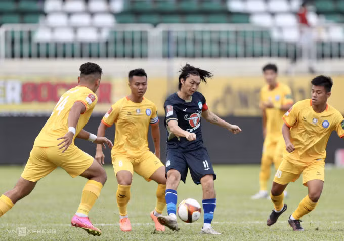 Tuấn Anh thi đấu mờ nhạt trong trận đấu với Khánh Hòa tại V-League 2023 ngày 15/7. Ảnh: Minh Hoàng