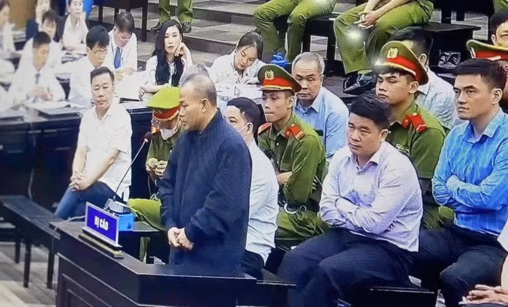 Bị cáo Vũ Hồng Nam (áo đen) tại phiên tòa.
