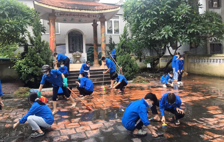 Đoàn Thanh niên phường Quang Hanh dọn vệ sinh Nhà bia ghi tên liệt sĩ, tháng 7/2022.