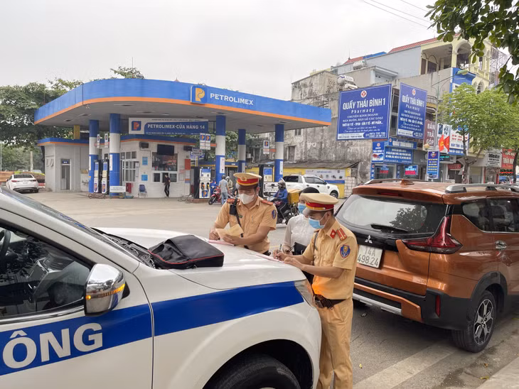 Lực lượng công an TX Quảng Yên xử lý các trường hợp vi phạm trật tự ATGT trên địa bàn.