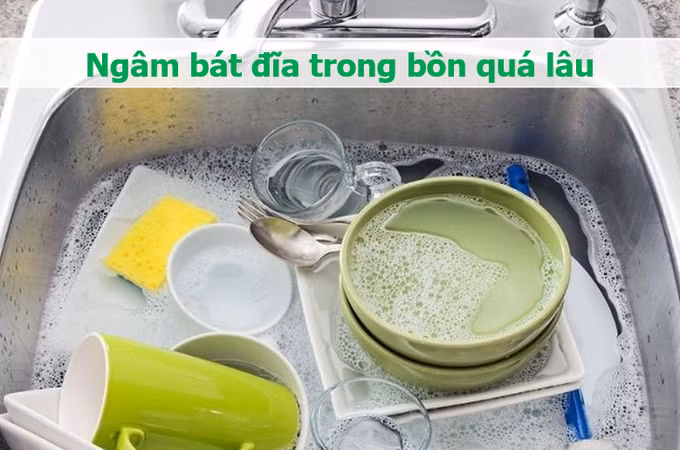 Một chiếc thớt bẩn có thể chứa lượng vi khuẩn vượt quá 200 lần so với bồn cầu trong nhà vệ sinh (Đồ họa: Minh Nhật).