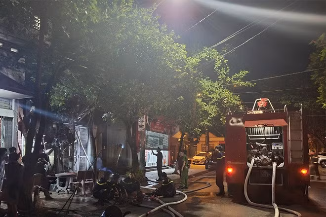 Lực lượng chức năng điều 3 xe chữa cháy và 20 cán bộ, chiến sĩ tham gia chữa cháy. (Ảnh: Công an Hà Nam).