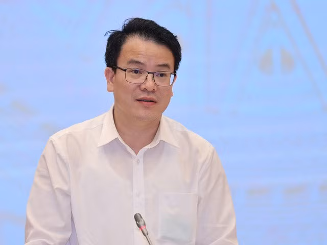 Thứ trưởng Bộ Kế hoạch và Đầu tư Trần Quốc Phương cung cấp thông tin về tiến độ giải ngân vốn đầu tư công trong 6 tháng đầu năm - Ảnh: VGP/Nhật Bắc