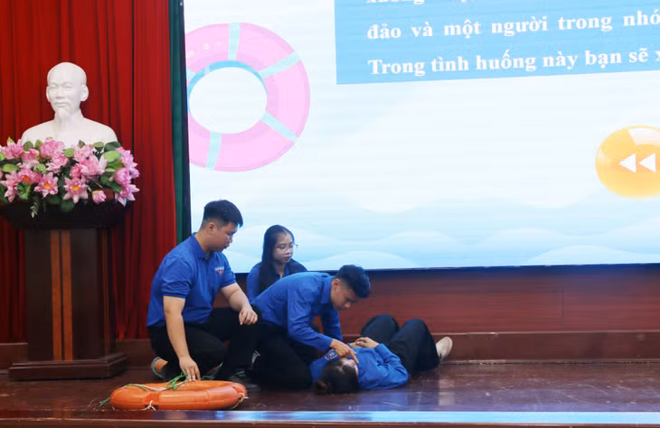 Đội thi Thành Đoàn Móng Cái trả lời câu hỏi tình huống và thực hành cách sơ cứu khi gặp trường hợp đuối nước trong phần thi về đích.