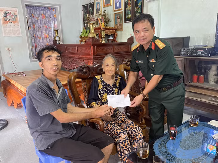 Ban CHQS TX Quảng Yên trao tiền hỗ trợ cho gia đình bà Lưu Thị Vượng (khu 6, phường Phong Hải) có con là nạn nhân chất độc da cam.