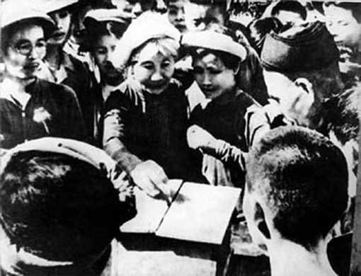 Cử tri ngoại thành Hà Nội bỏ phiếu bầu đại biểu Quốc hội khóa I ngày 06/01/1946. Ảnh tư liệu