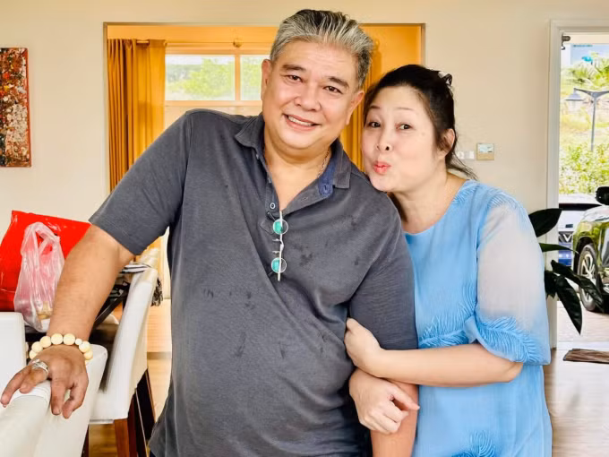 Vợ chồng Hồng Vân quấn quýt trong chuyến nghỉ dưỡng tại Mỹ giữa tháng 6.