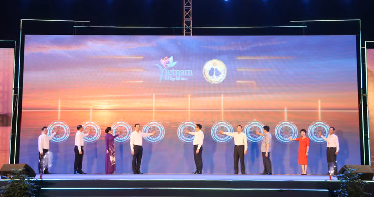 Các đại biểu bấm nút khai mạc Liên hoan ẩm thực Quảng Ninh năm 2023.