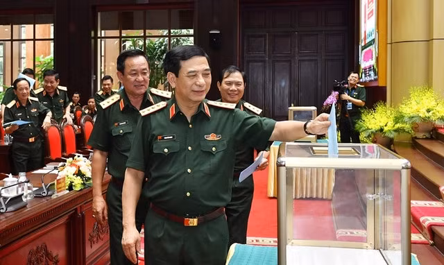 Đại tướng Phan Văn Giang và các đồng chí trong Ban Thường vụ Quân ủy Trung ương bỏ phiếu tín nhiệm.