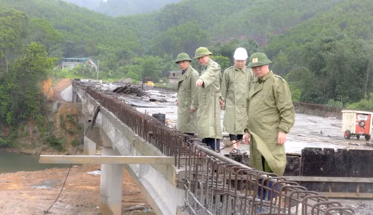 Đoàn công tác đi kiểm tra và chỉ đạo công tác phòng, chống bão.
