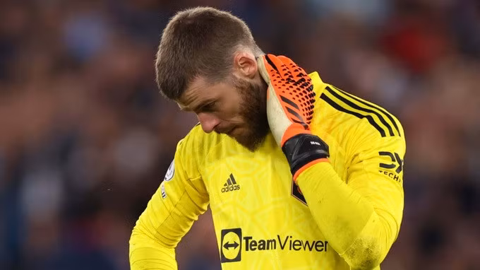 De Gea cay đắng rời khỏi Man Utd. Không ít chuyên gia đã chỉ trích Quỷ đỏ quá phũ phàng với công thần của đội bóng (Ảnh: Getty).