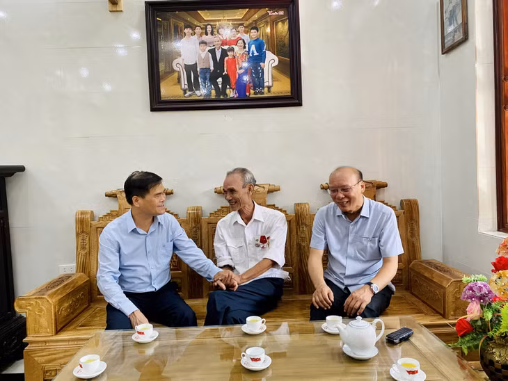 Đồng chí Bùi Văn Khắng, Phó Chủ tịch UBND tỉnh đến thăm và tặng quà gia đình ông Nguyễn Dư Lân, là thương binh hạng 2/4.
