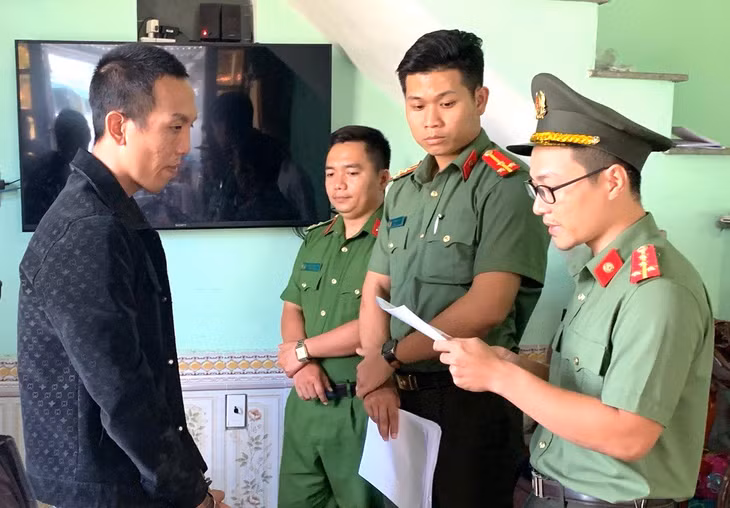 Công an tống đạt quyết định đối với Phùng Xuân Ngọc. Ảnh: Khanh Anh