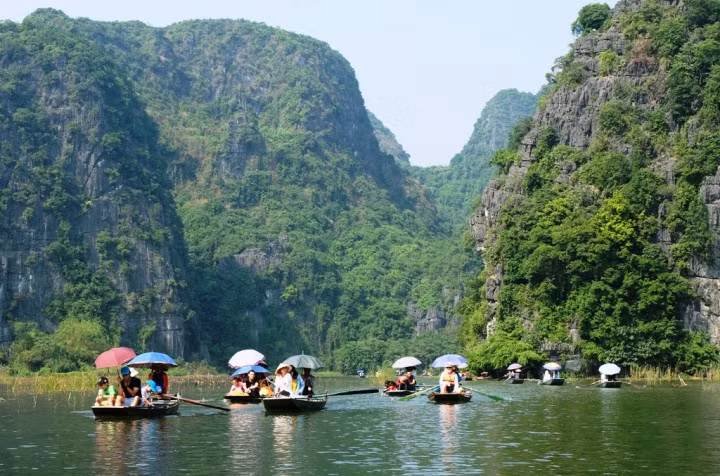 Nhiều khách du lịch ngỡ ngành bất ngờ nhận được thông tin khu du lịch Tam Cốc Bích động tạm dừng đón khách (Ảnh minh hoạ).