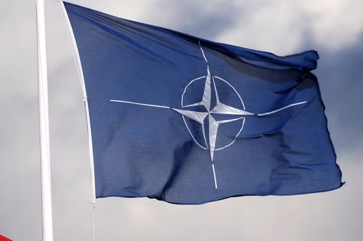 Lá cờ của NATO tại một căn cứ quân sự ở Estonia. Ảnh: Reuters