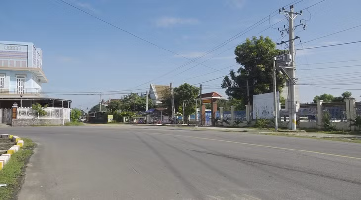 Khúc cua cong gần trước UBND xã Gia An. Ảnh: Duy Tuấn