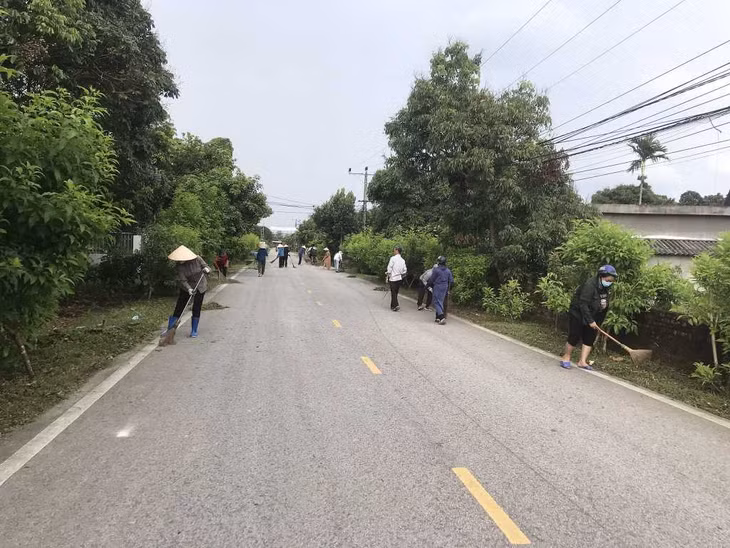 Cán bộ và nhân dân xã Quảng Thành (Hải Hà) tham gia vệ sinh môi trường hưởng ứng Ngày ASEAN phòng, chống sốt xuất huyết Dengue, lần thứ 13 năm 2023. Ảnh: Thanh Trường (CTV)