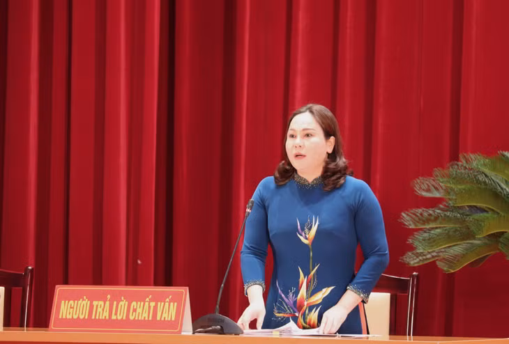 Bà Nguyễn Thị Hiền, Giám đốc Sở Công Thương, trả lời chất vấn tại Kỳ họp.