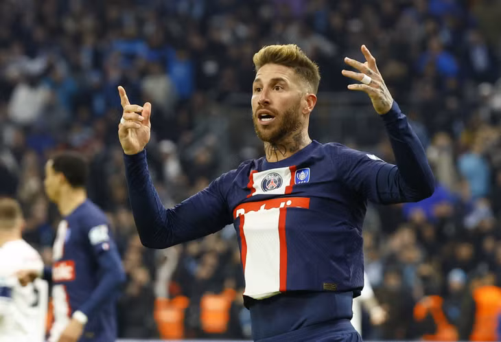 Sergio Ramos: Sau hai năm hợp đồng, PSG không ký tiếp với Ramos. Cựu HLV Christophe Galtier mô tả trung vệ 37 tuổi là "cầu thủ quan trọng trong phòng thay đồ", nhưng lãnh đạo CLB muốn trẻ hóa hàng thủ. Ramos đang đứng trước các đề nghị từ CLB cũ Sevilla, hai CLB Arab Saudi và Inter Miami, đội bóng mà đồng đội cũ Lionel Messi vừa gia nhập. Kinh nghiệm và ảnh hưởng cá nhân là hai ưu điểm lớn nhất của cầu thủ giành bốn Champions League, hai Euro và một World Cup.