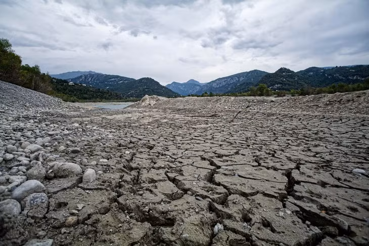 Hạn hán ở hồ Broc gần Nice, Alpes-Maritimes, miền nam nước Pháp, tháng 8.2022. Ảnh: Xinhua