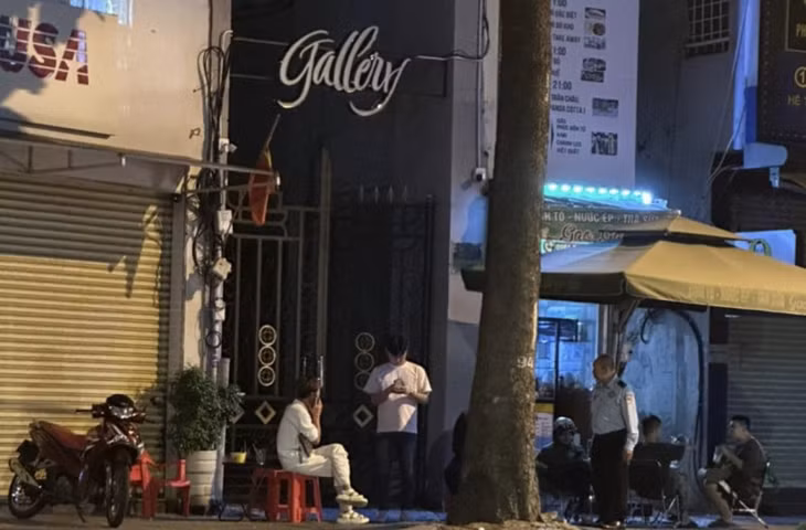 Trước nhà hàng Gallery luôn có bảo vệ túc trực để báo động.