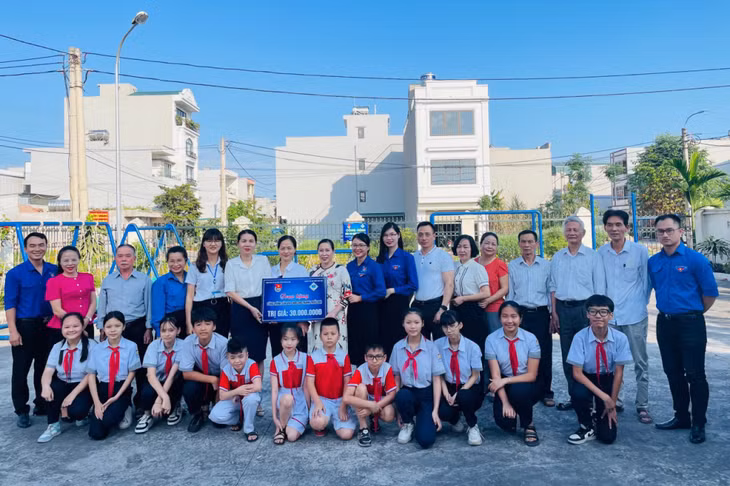 Đoàn phường Cao Thắng gắn biển chào mừng Kỷ niệm 60 năm Ngày thành lập tỉnh cho công trình Sân chơi thiếu nhi tại Nhà văn hóa khu phố 9, tháng 5/2023.
