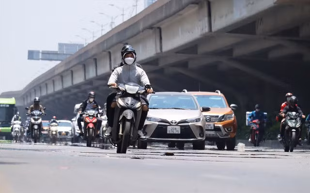 Tháng 7 sẽ có nhiều hiện tượng thời tiết cực đoan, nắng nóng đi kèm với mưa dông, lốc sét, nguy cơ cao sạt lở.
