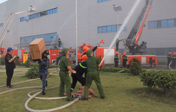 Sau hơn 30 phút nỗ lực, lực lượng chữa cháy chuyên nghiệp đã dập tắt đám cháy, xử lý an toàn sự cố rò rỉ hóa chất.