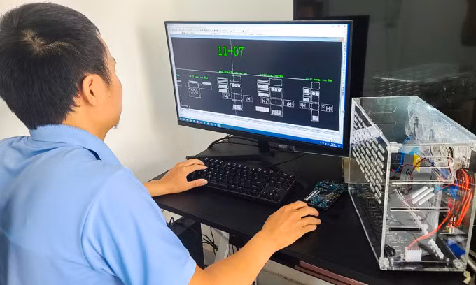 Sau khi đèn báo trên bo mạch chủ chuyển xanh, kỹ thuật viên sẽ cài phần mềm cho máy. Chỉ cần cài một ứng dụng duy nhất, tất cả smartphone có trong box sẽ nhận lệnh điều khiển giống hệt nhau.
