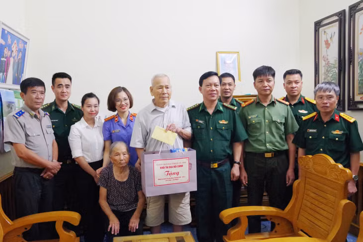 Đoàn công tác đến thăm, tặng quà gia ông La Tiến Ninh, thôn Lục Nà, xã Lục Hồn, huyện Bình Liêu. (Bố liệt sỹ).