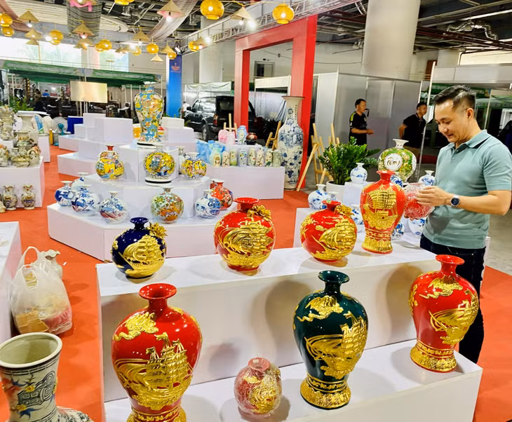 Các gian hàng của TP Hà Nội đã hoàn tất khâu chuẩn bị cho việc trưng bày và bán sản phẩm.